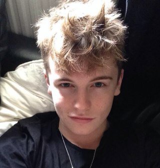 Spanish acc supporting Andy from @OverloadMusic! Go follow them! « Loverloaders » Hey Andy we love you. #BringOverloadToSpain