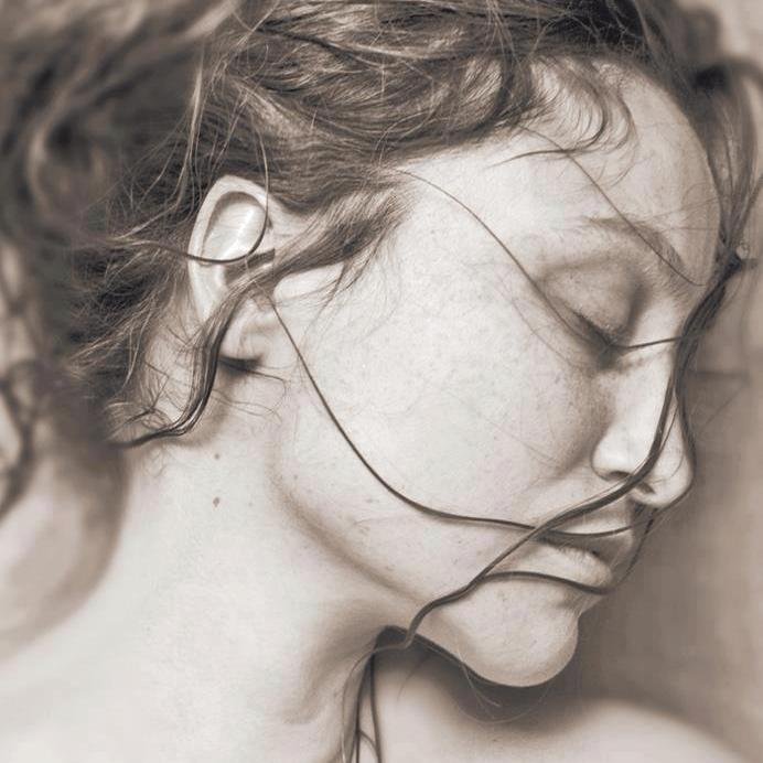 Epongeuse de vague à l'âme, infini turbulent, sobre avec volupté .            Ne nous suicidons pas tout de suite, il y a encore quelqu'un à décevoir. Cioran