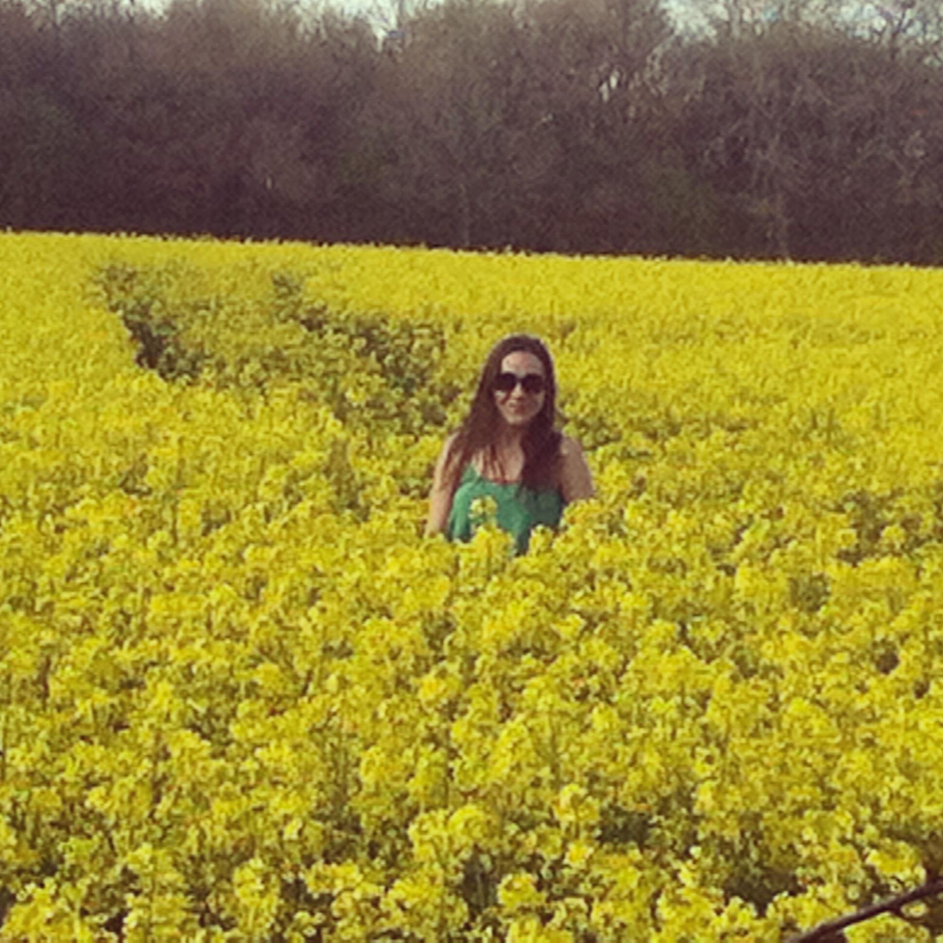 SimiAndTheLaas's profile picture. Singer☆ songwriter☆actress☆teacher