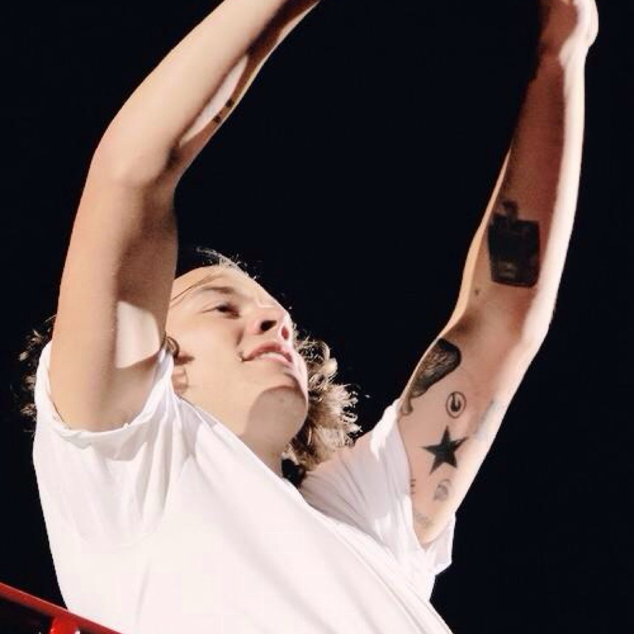 It'd be great if you'd follow @1DShuffle bc she gave you this free follow. Thanks !! x