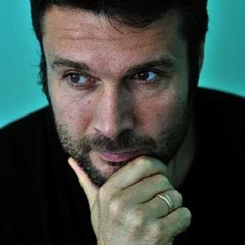 Иду, смотрю 2 голубя сидят, один другого по голове тюк-тюк…второй взъерошился, но молчит, терпит… муж наверное.