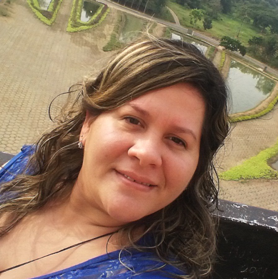 Hija única de mi mama, 3 hijos, Lcda. En Contaduría Publica. Esp en gerencia control fiscal y auditoría. Trabajadora. Luchadora. católica cristiana