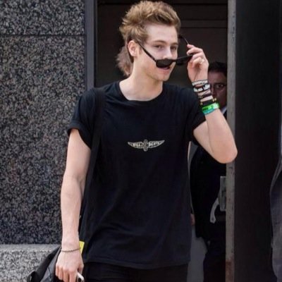 She gave you a free follow please follow her @5SOS_Elmaaa