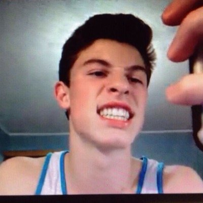 sincs i just gave u a free follow go follow @smendesx and @ratedrmendes and tweet her for a fb or i unfollow (: