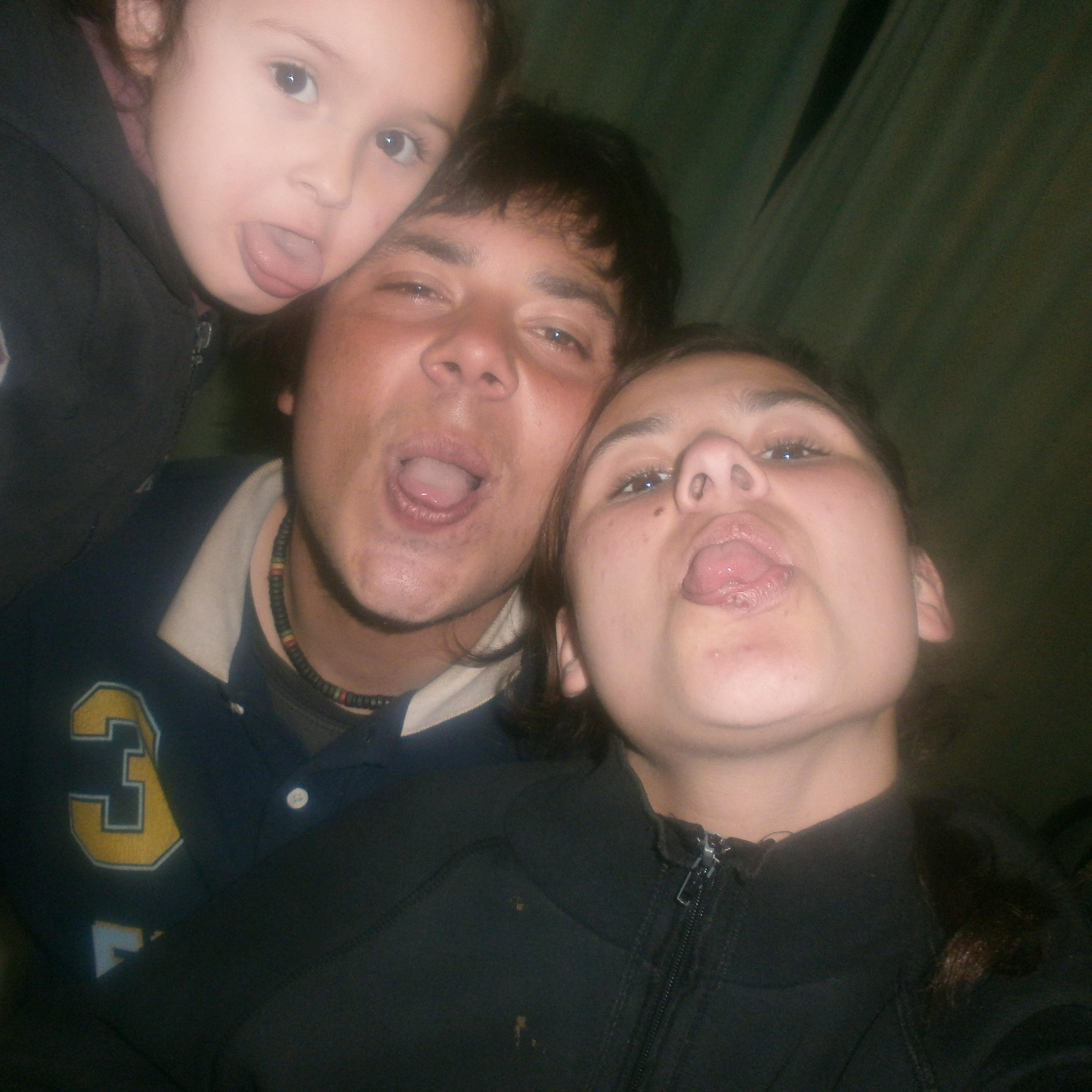 Amo pasar la tarde con mis amigas.Mis primos son mis mejores amigos los cuales me llevan ala joda xD Amo a mi novio y mi familia y mi ídolo es pocho lavezzi!