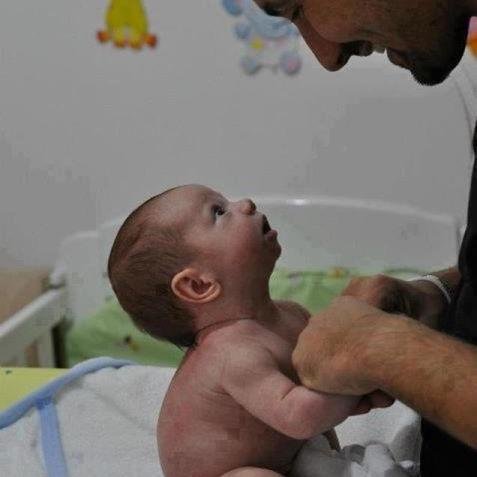 الشام جرح والنزيف شباب
والأم ثكلى والرضيع مصاب