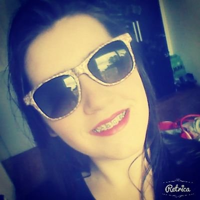 Eu sou assim gorda, feia, linda, chata, mal criada, birrenta, não sou uma princesa de conto de fadas e nem procuro um príncipe encantado'...