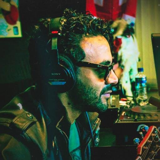 Vocalista e compositor da banda @filhosdegaya acessa nosso site https://t.co/VSjuxMbVyD ! Jah Bless!