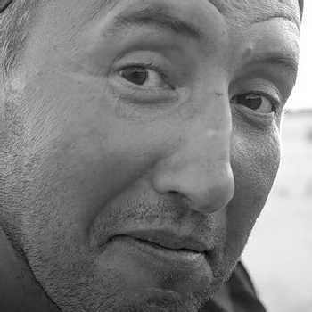 Чувствую себя воздушным шариком... С виду яркий и веселый, а внутри пустота и одиночество...