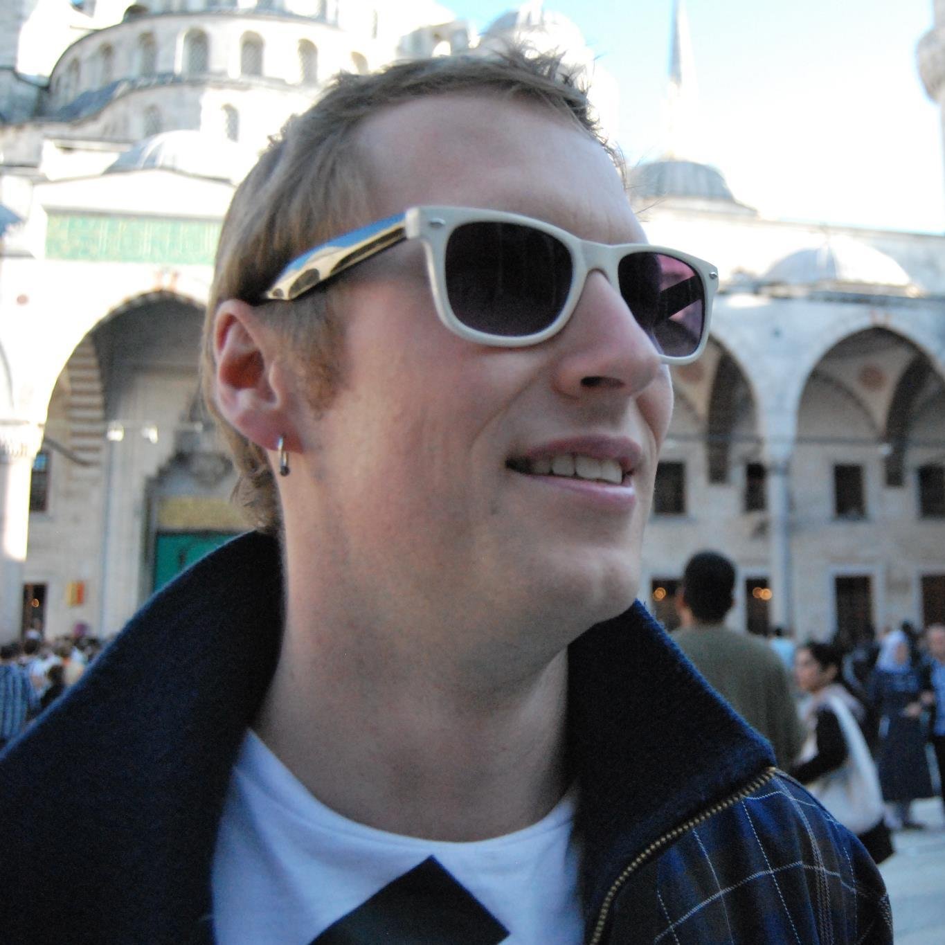 E-commerce Strategist, SEO and Analytics specialist. I'm all about skiing, surfing and trying to cook like @jamieoliver.