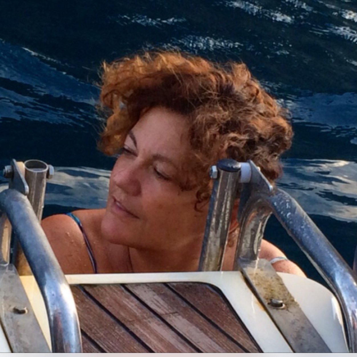giornalista Mediaset, tifosa del Napoli, appassionata di cucina e amante del mare. Quello del golfo di Napoli e della sua Ischia. Cinguettii a titolo personale
