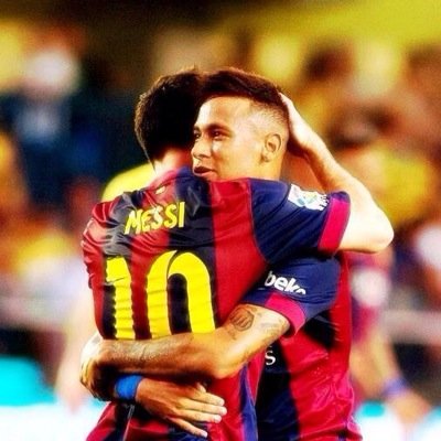 Cule desde que nací// Desde y para siempre con mi  equipo// Messi el mejor jugador del mundo// Barcelonista pero no catalana// Mi idolo: Gerard Piqué