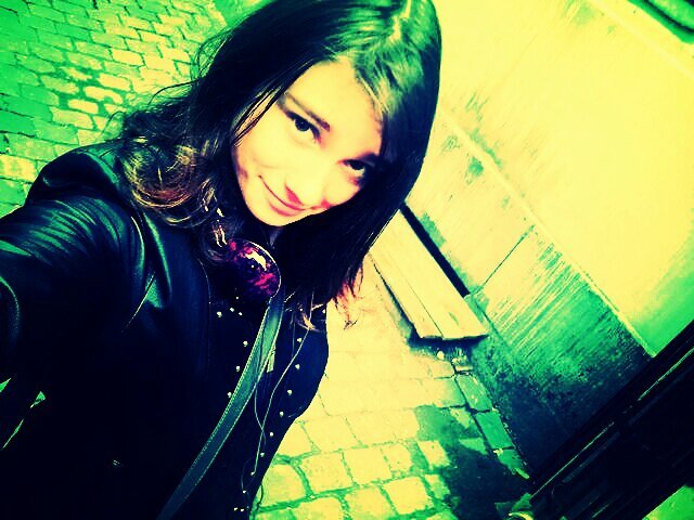 hi my name is Alice! I'm 12 ears old! I want 100 followers ! Therefore subscribe mutually)