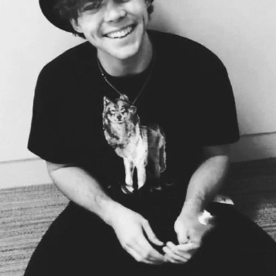 please help me get my ashton follow on my main acct by retweeting the link below, it'd mean everything to me. i'll dm you to 3/4+band :-) || @CLlFFORDKlTTEN