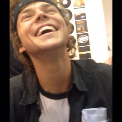 please help me get my ashton follow by retweeting the link below, it'd mean everything to me. i'll dm you to 3/4+band or give you 10 free follows :-)