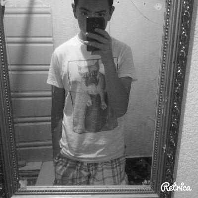 soy un super cuataso me gusta molestar donde sea y me gusta bailar