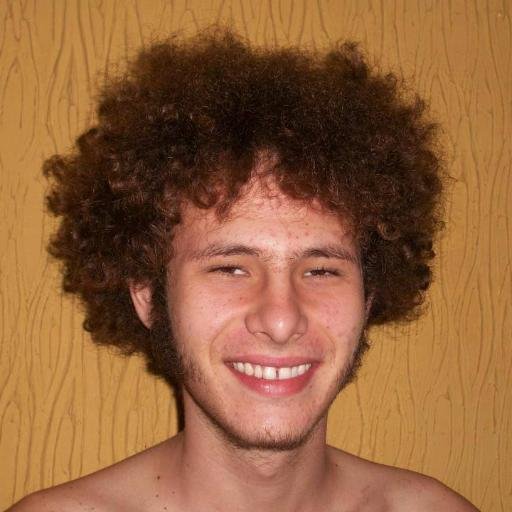 Um homem de terceira idade, com costeleta e cabelo grande que curte música de velho e pretende deixar seu nome rabiscado no mundo! :D