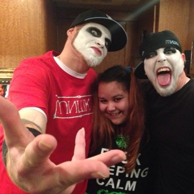 My name is Tamara, I live in beautiful British Columbia, and I like meeting awesome peoplez =)