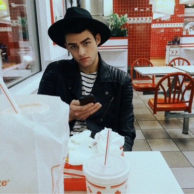 guitarist and blatant loser in love with @unemplcyed. (fl/rp)