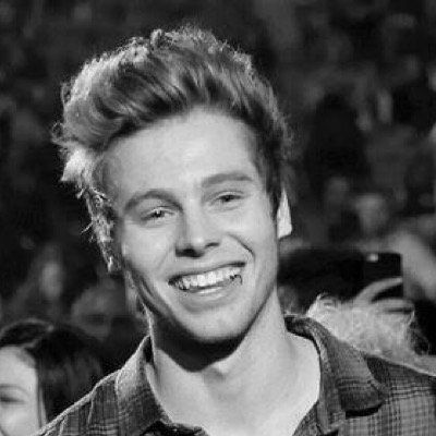 FOLLOW @lukesnandosSOS BECAUSE SHE GAVE YOU THIS FREE FOLLOW!!:)