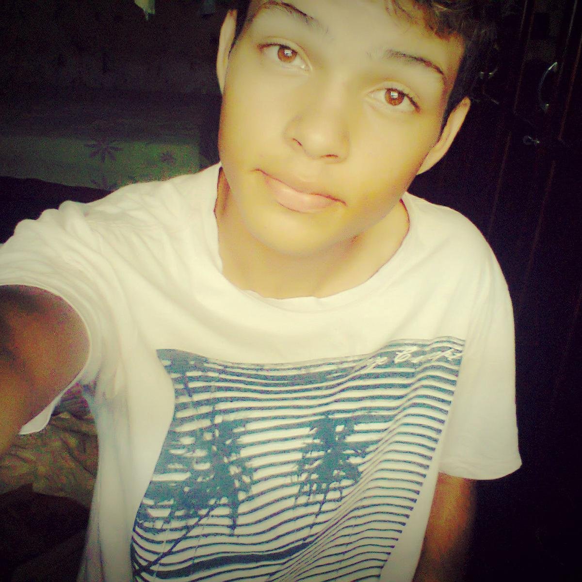 Em Quanto Uns Vão Atrás da Perfeição eu vou Atrás da Felicidade  !
