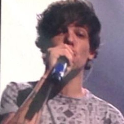 send love to @louis_tomlinson send help to @footiekidlouis