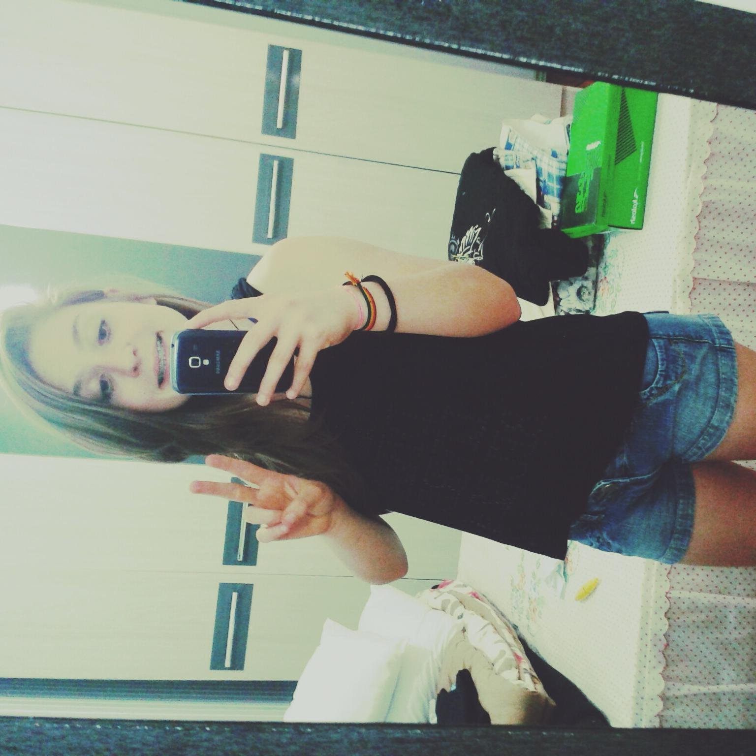 ''Chovia lá fora , mas o temporal era dentro dela'' ✌ ‏