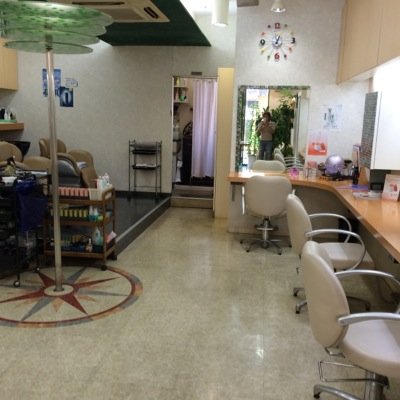 はじめまして、蒲田の美容室です。スタッフちょっとばかし、トウは立ってますが、任せて安心！ほとんどのメニューを網羅してますので、お気軽にご相談ください。料金もリーズナブルです。０３－３７３５－３８０１お電話お待ちしてます。