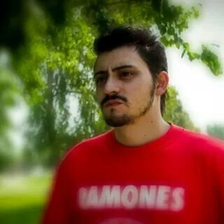 Argentino. Bajista. Luthier. Cantante. Orgulloso de la banda roja que atraviesa mi alma.