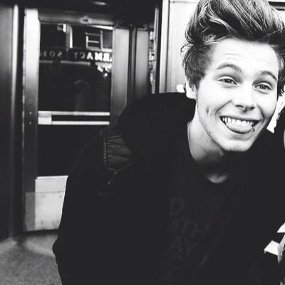 lashton002's profile picture. Rting the hashtag #LukeHemmingsDoAFollowSpree
Follow @5SOS_Baeeeee