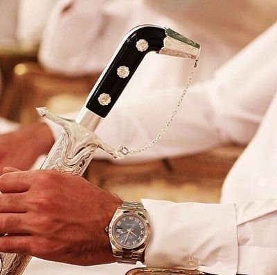 كان الردي قامت تغرّه هقاويه ماعندنا عن لطمة اللاش مانع والا الكفو نفرح ليا حل طاريه لو كان ما يملك عقار ومصانع