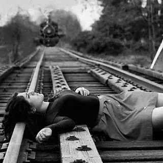 PRAZER, SOU A GAROTA SUICIDA.