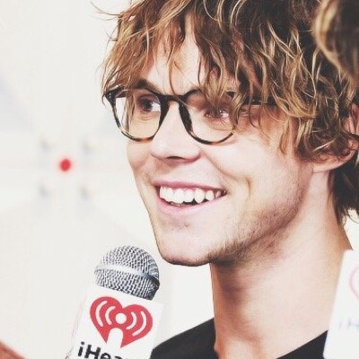 ashtonirrrwin's profile picture. this acc is for putting smiles on your beautiful faces! if you wish to follow back, do so at @ChristinaD23 instead of here (:
