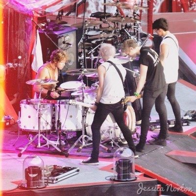 || I love 5 Seconds of Summer || I'm from Italy ||||~28/06/14~ || I'm married with Luke Hemmings and Michael Clifford❤️ #Fuckoff