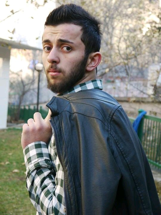 Bir gece kapını çalarsa yalnızlık açma bırak dışarıda kalsın hayat ne kadar zor ve acımasız olsa da hayatı öyle mutlu yaşa ki kapıdaki yalnızlık yalnızlığından