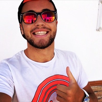 javivaro7's profile picture. Doble graduado en Fisioterapia y Ciencias de la Actividad Física y el Deporte.// Parado frente al mar mientras el mundo gira.