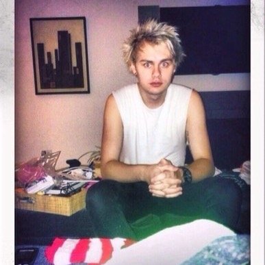hi guys, this is free follow from @SofaRasova can you help her to get lucas' follow? ilysm xx