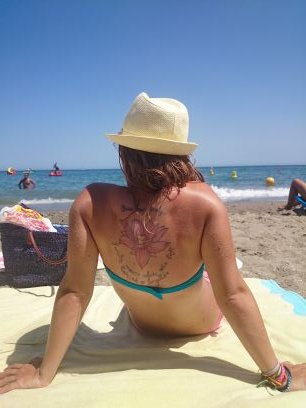 EmEse_5's profile picture. soy tu princesa de cuento, de esas que su palacio sigue en reparación, de esas que van en vaqueros y le crecen enanos sin una canción