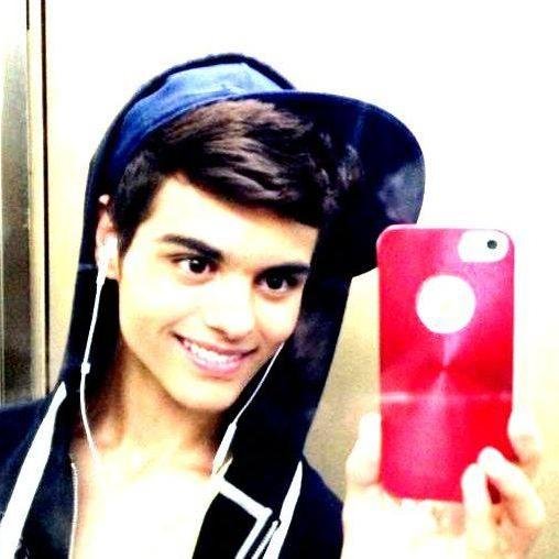 cantante espaniol y playboy . amo a mis abrajamers . kieres ser tu mi sersi seniorita? waticonteiaaaaaaa aa aa a a