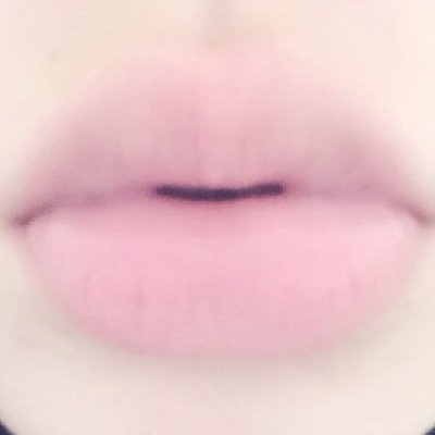 Beauty わたしは夜寝る前に必ずリップ 縦じわ目立つならばリップを縦に動かすの 塗り終わったら指で唇をポンポン ラップを上からかぶせて温めて寝ると次の日の朝全然違うよ この時使用するリップが色付きだと唇の色が悪くなっちゃうみたい