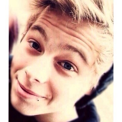 follow me on @iashtoncupcakes and tweet me for a dm to band account