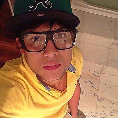 Ama a Deus. É apaixonada por viver e fazer diferença. Acredita na familia e respeita os amigos. @_* o q me move e a fe q tenho naquele q tudo pode DEUS
