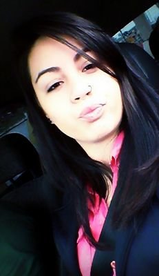 sou antipátiica com orgulho , 
só sorrio para quem provoca meu sorriso. não gostou? 
Problema seu! isso se chama autenticidade, meu caro.