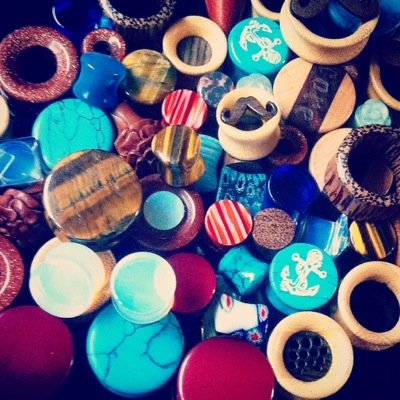 Selling all types of body jewelry starting as low as $.50! Friends don't let friends spend an arm and a tit at HotTopic
