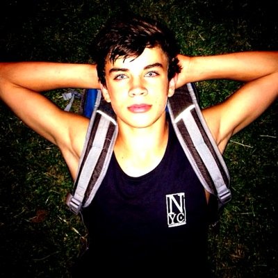 Hayes hasn't tweeted me so i guess you can say we're dating  ◕‿◕