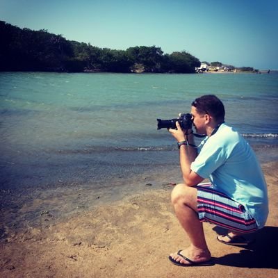 Profesional y Jodio por la Vida, ahora hago tesis (lea bien). Educador, periodista  y locutor y Mi lema:  ANUNCIO y DENUNCIO