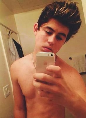 ZayyumnuPizza's profile picture. hey follow me and add me on kik:deeboo32 facebook:destiny dee gentry instagram:shortydeenigga snapchat:deewolfodd I will.tell u my tumblr and vine if u message