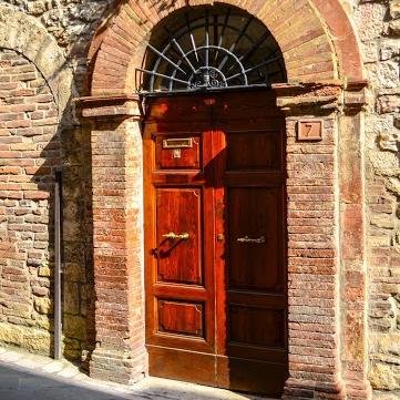 La Casa dell’Arte ospita i propri clienti in una residenza che presenta ancora le caratteristiche architettoniche tipiche delle origini medievali di Corciano.