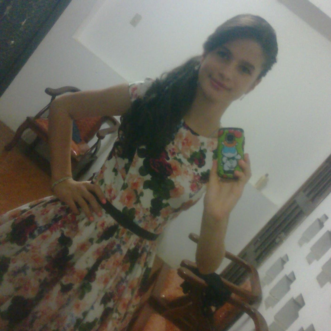 Yop simpatica , hemosha♥,  amo a justin drew bieber mallette ♥buena persona , justin es mi inspiracion , todo.,. ;) , cariñosa   Yop , hermosa , 
Pss en este m