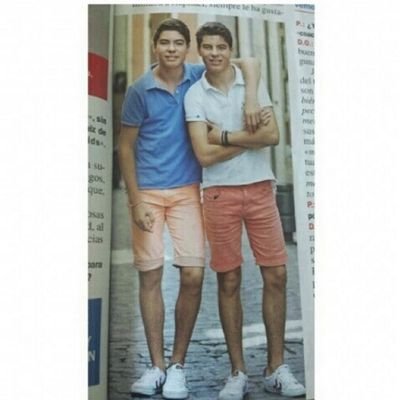 gemeliers de corazon y no de ocasion
TUS HEROES LLEVAN CAPA Y LUCHAN CONTRA ENEMIGOS LOS MIOS LLEVAN MICROFONO Y NO SE DAN POR VENCIDOS